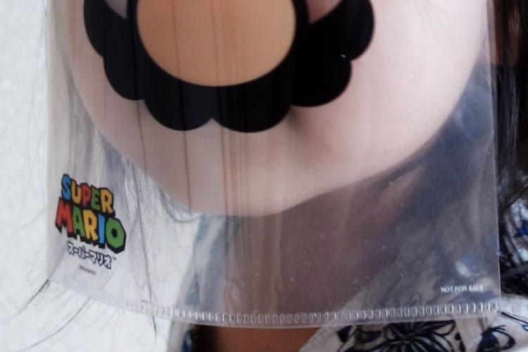 昔マックでもらったマリオのクリアファイル、娘が見つけ出してフェイスシールドに(笑)