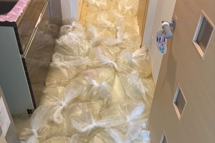 床上浸水の予防には「水のう」が効果的だと話題に！隙間なく敷き詰められて後片付けも簡単