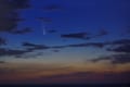 まるで映画のワンシーンのよう・・・明け方の空に映える「ネオワイズ彗星」が神秘的