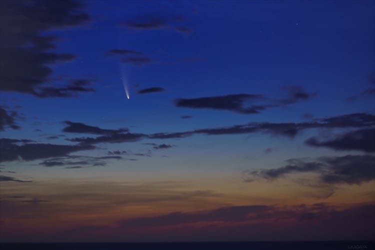 まるで映画のワンシーンのよう･･･明け方の空に映える「ネオワイズ彗星」が神秘的