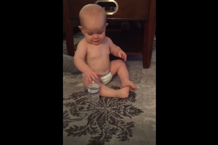 天才か！？ペットボトルを手にした赤ちゃんが驚きの技を披露！