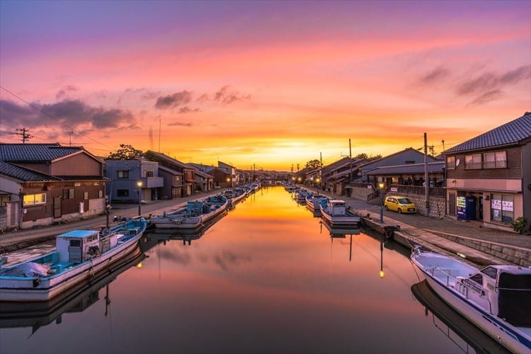 「日本のベニス」と称される富山の港町。夕暮れ時の光景が美しすぎる