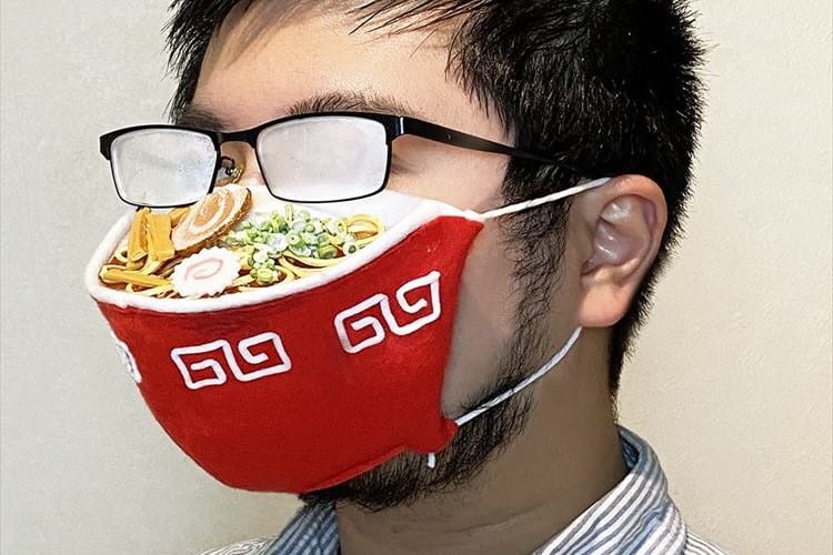 ラーメンは熱々！？メガネが曇るというマスクの難点を逆手にとったアイディアが面白い