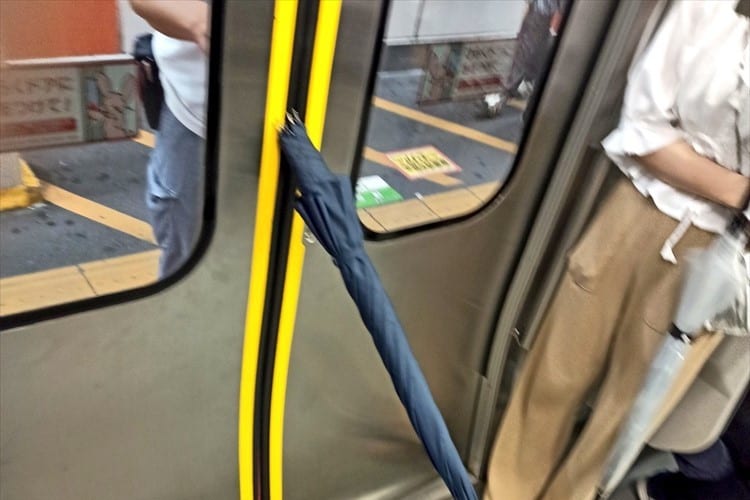 駆け込み乗車はもちろん、駆け込み傘はもっと危ないからやめて！切実な訴えに怒りの声