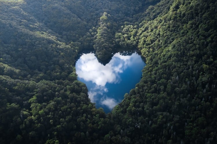 まるで森の中に空があるよう･･･北海道にあるハート型の豊似湖が話題に！