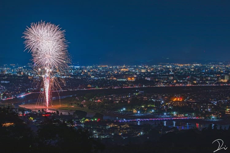京都・嵐山で約40年ぶりに打ち上げられた花火！疫病退散を願う景色が美しすぎた