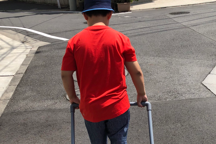 これはナイスアイディア！小学生の「大量の荷物持ち運び問題」を解決する工作が話題に