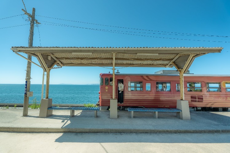 ジブリの世界みたい！「日本一海に近い駅」と題された写真が美しすぎると話題に