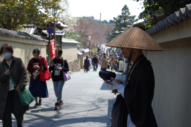 捨て鉢はどんな「鉢」?由来には修行中のお坊さんがかかわっていた?!
