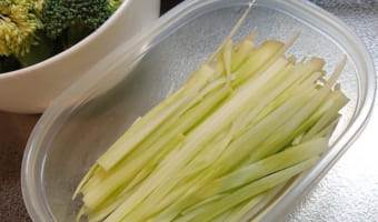 ブロッコリーは生食可能!芯を千切りにして醤油とごま油で漬けると最高!もう芯は捨てないで!