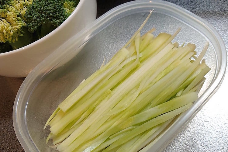 ブロッコリーは生食可能！芯を千切りにして醤油とごま油で漬けると最高！もう芯は捨てないで！