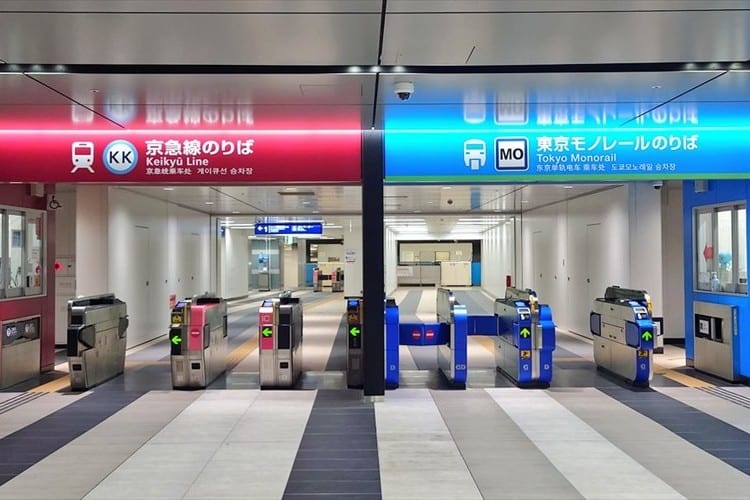 どっちを通れば浜田さんが迎えに来る？「格付けチェック」を彷彿とさせる改札が話題に！