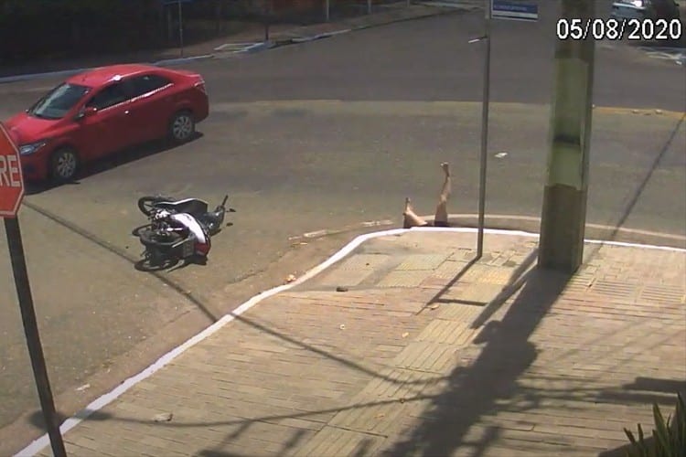 車と衝突した女性が跳ね飛ばされたあげくに穴に転落！周囲にいた人々の救出活動の末･･･