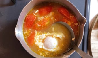 トマトのお味噌汁にニンニクを入れるとめっちゃ美味しい!落とし卵もイイ感じ!