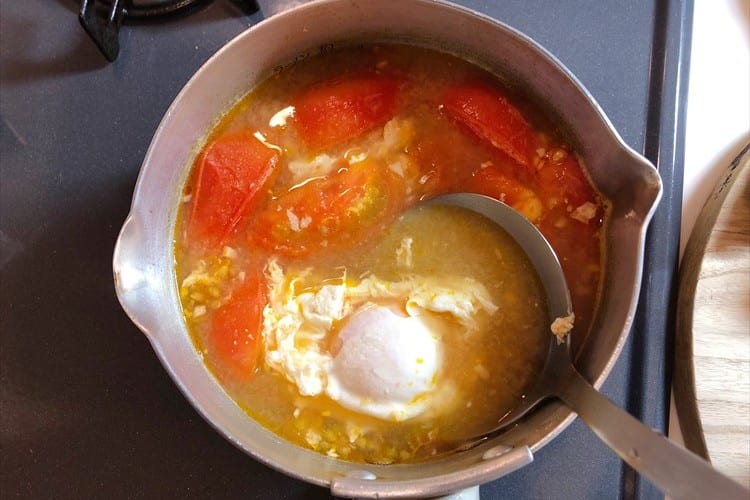 トマトのお味噌汁にニンニクを入れるとめっちゃ美味しい！落とし卵もイイ感じ！