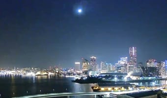 「火球」と思われる光をとらえた鮮明な映像が話題に！夜景とのコラボが美しい
