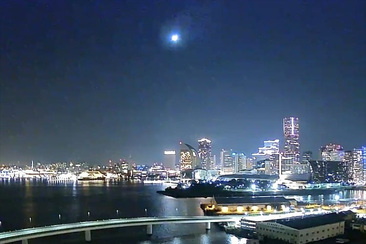 「火球」と思われる光をとらえた鮮明な映像が話題に！夜景とのコラボが美しい