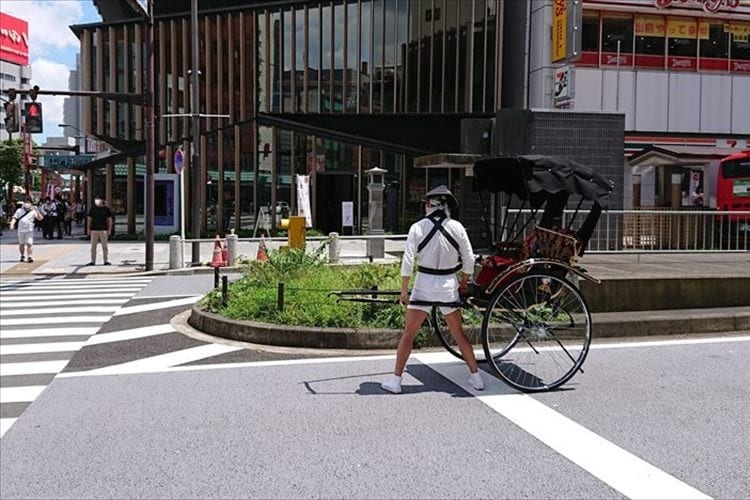 人力車の車夫が客を乗せていないのに一生懸命喋っていると思ったら･･･(笑)
