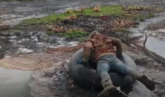 沼地から抜け出せず数日間過ごしていたワンコ・・・救出に向かった勇敢な男性が話題に!
