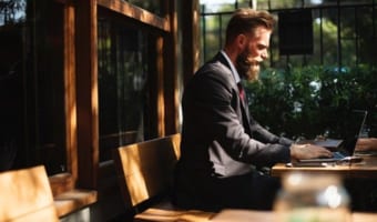 【しかつめらしい】しかめっつらと混合されることもある語の意味や由来はなに？