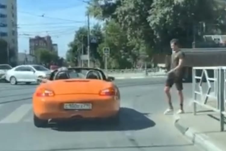 横断歩道の白線の上に停車したスポーツカー。そこへやって来た歩行者がまさかの行動に！