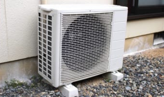【注意喚起】台風などで倒れたエアコンの室外機は自力で起こそうしないで!