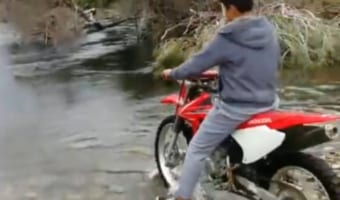 【おバカチャレンジ】やめときゃいいのに！調子に乗ってバイクで川を渡ろうとチャレンジした結果･･･