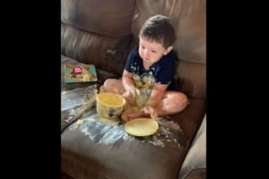 やっちまった！目を離したすきに子供たちにやられたハプニング映像！気の毒だけど笑っちゃう。