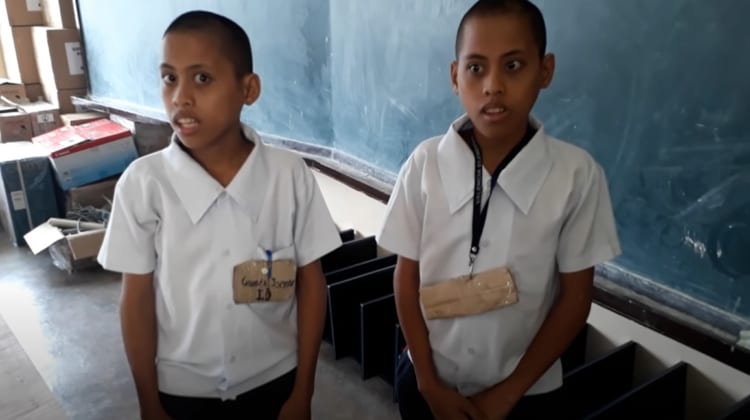 フィリピンの素朴な双子の少年の予想外のパフォーマンスに驚愕！