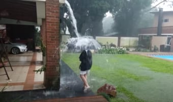 雷雨の際は外に出ないで!落雷はいつ起こるかわからない事がよくわかる衝撃映像!