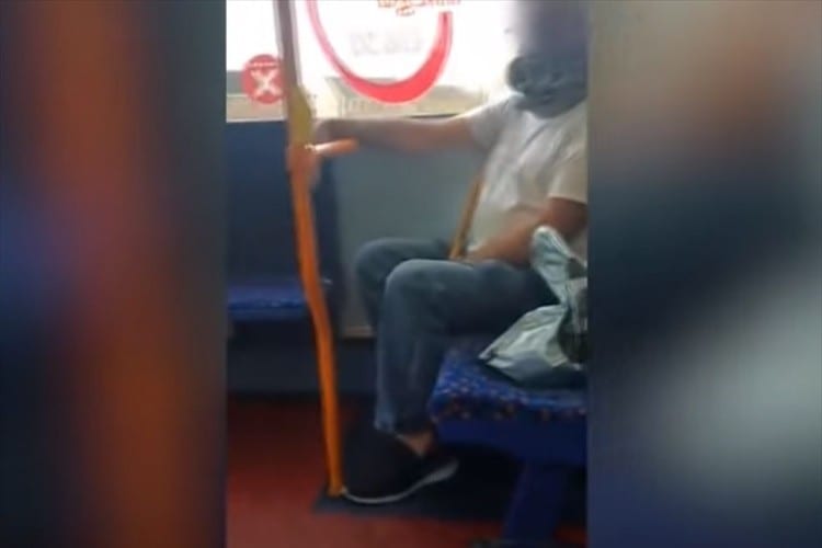 とある男性が派手なマスクをしているなと思っていたら、実はマスクではなく・・・驚愕の事実が発覚！