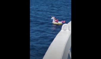 娘を助けてください！両親が目を離した隙に5歳の娘が沖に流されて絶体絶命のピンチ！