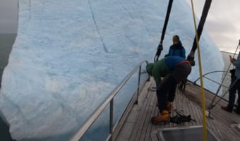 良い子は真似しないでね！海に浮かぶ巨大な氷山を登ろうとしたら、まさかの回転！？