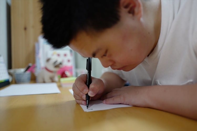 字を書けなかったダウン症の弟が、本を出版する姉のために字を練習。その後の展開に感動！