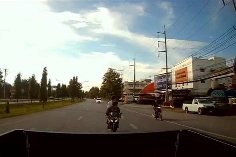 前にいるトラックに気づかずに突っ込んできたバイク。この直後、目を疑う大技が炸裂！？