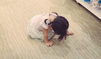 とある事を言われて落ち込む2歳の娘・・・この世の終わりみたいな絶望感の表現が可愛い(笑)