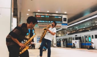 人身事故で止まった小田急終電・・・途方に暮れる乗客のためにサックス奏者が立ち上がった!