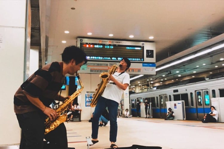 人身事故で止まった小田急終電･･･途方に暮れる乗客のためにサックス奏者が立ち上がった！