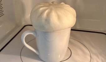 水を入れたコップに置いて2分レンチン！肉まんがふわふわ熱々になるライフハックが話題！