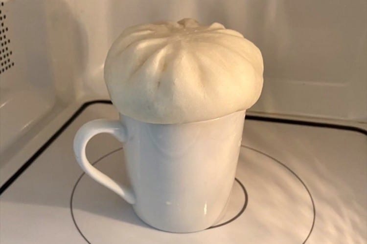 水を入れたコップに置いて2分レンチン！肉まんがふわふわ熱々になるライフハックが話題！