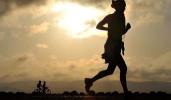 【おっとり刀】おっとりなのに、意味は「急いで駆けつける」とギャップのある言葉となっている理由