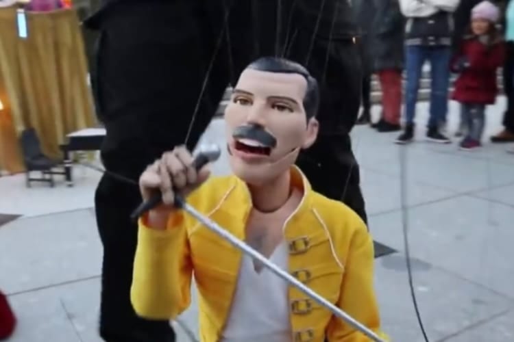 これは面白い！マリオネットを使ったストリートパフォーマンスの凄さに思わず見入ってしまう！