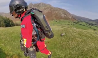 空飛ぶジェットスーツの力で徒歩25分の現場に90秒で到着!今後レスキュー現場で活躍するかもしれない最新装置が凄い!