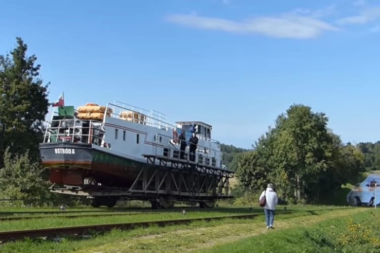 へぇ～こんなものが！運河を運航中の船が丘を越えるための装置「インクライン」が面白い！
