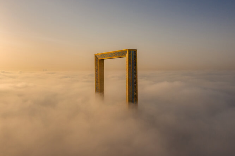 雲を突き破る額縁！？世界中の写真家が参加した航空写真コンテスト2020の作品たちが凄い！