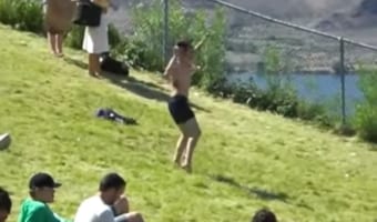 独りで踊る変な人!しかしみんなを巻き込むことが出来れば偉大なリーダー!アメリカの野外フェスの一コマが面白い