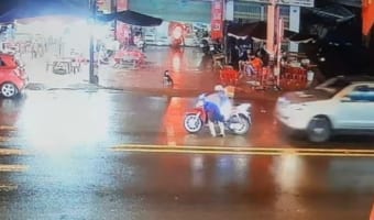 間一髪!信号待ち中に車の追突から逃がれたライダー!車から降りてきた運転手の態度が解せん!!