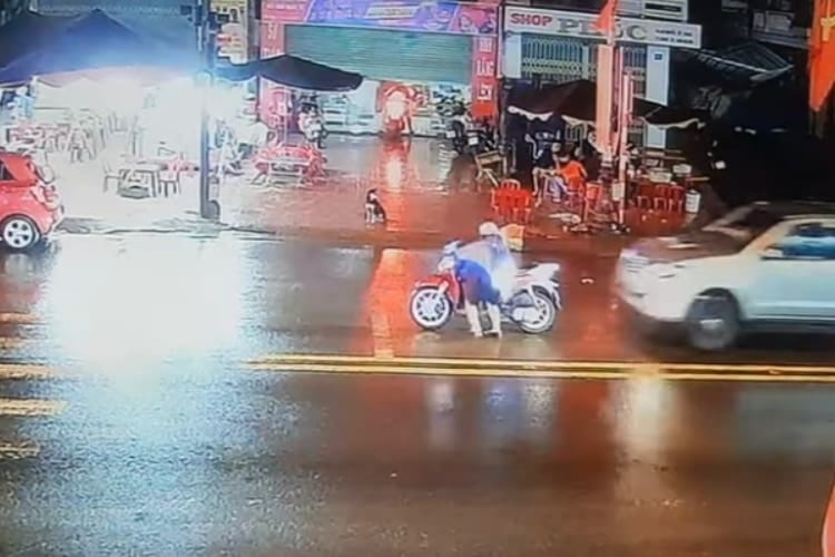 間一髪！信号待ち中に車の追突から逃がれたライダー！車から降りてきた運転手の態度が解せん！！