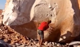 【1100万再生数突破】巨大な岩をハンマーで叩いて割ろうとする男性。この大きさは流石にムリと思いきや・・・、なんと見事に真っ二つになったのです!!