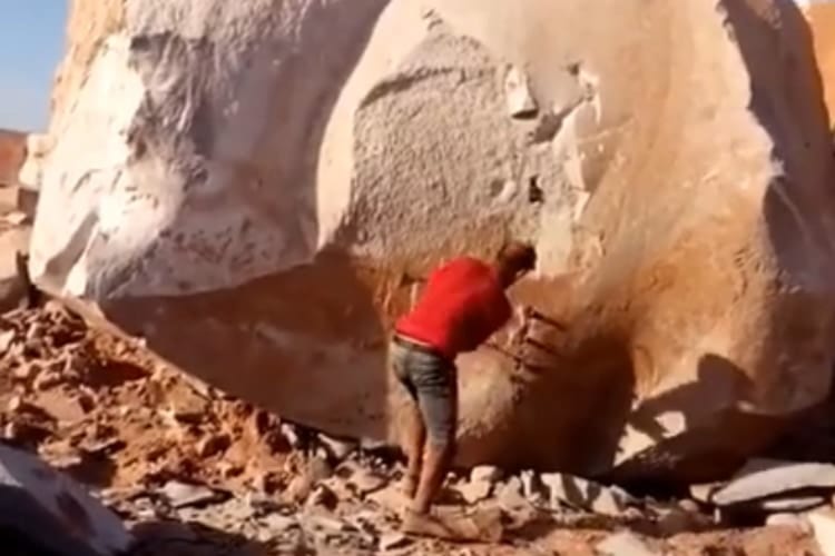 【1100万再生数突破】巨大な岩をハンマーで叩いて割ろうとする男性。この大きさは流石にムリと思いきや・・・、なんと見事に真っ二つになったのです！！